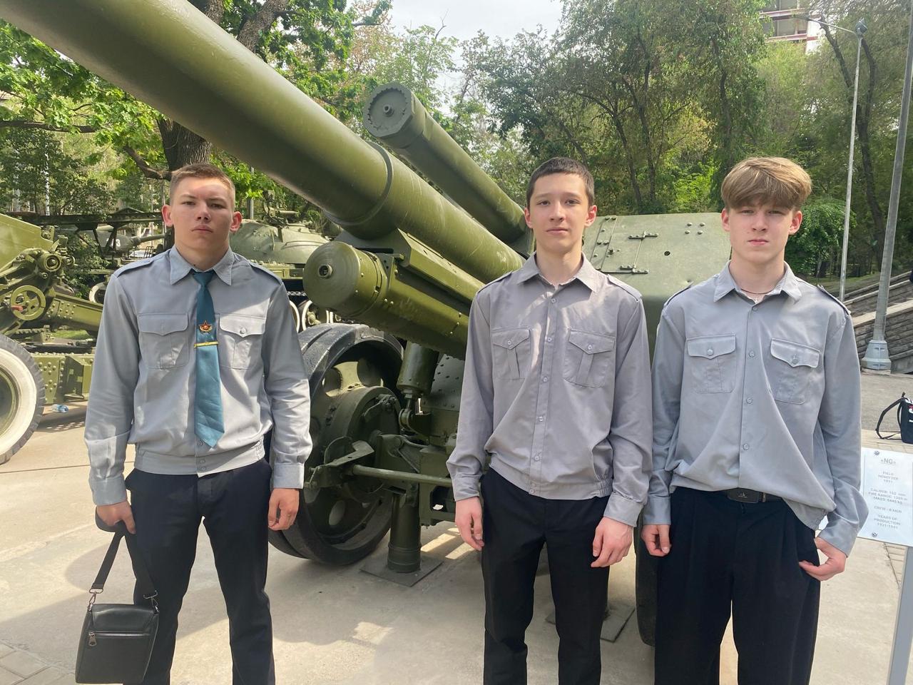 Бүгін 10А мен 11Ә сынып оқушылары 28 гвардиялық-панфиловшылар паркінде Мәңгілік алау жанына құрмет қарауылында тұрды.